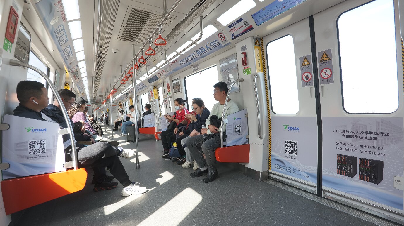 地鐵列車(chē)內(nèi)部圖片.JPG 地鐵列車(chē)內(nèi)部圖片.JPG